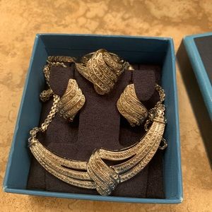 White gold and diamond jewelry set